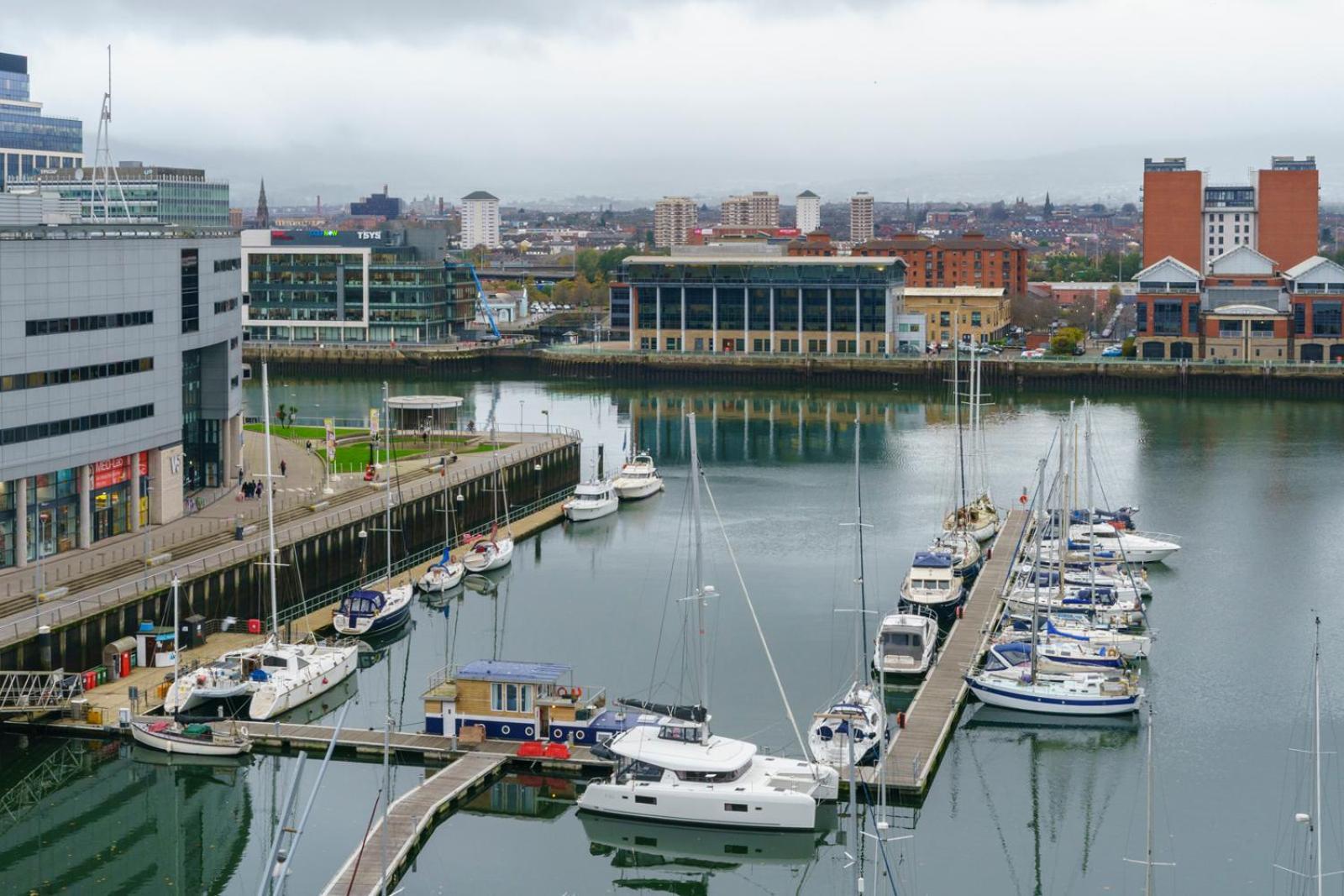 Stylish City Centre 2 Bedroom Apartment With Belfast Cityscape View Exterior foto